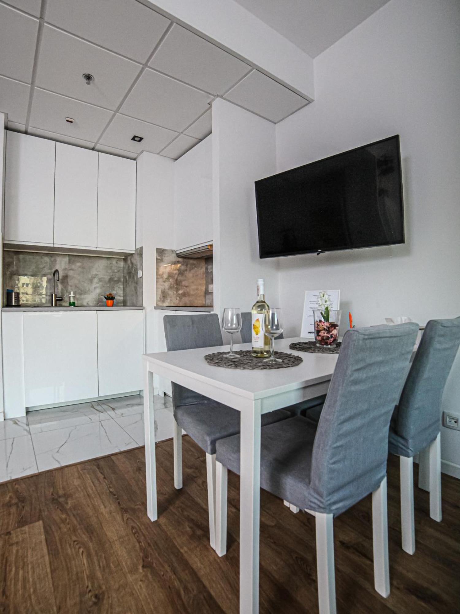 Big City Life Apartments - Bliska Wola Tower A Warsaw Luaran gambar