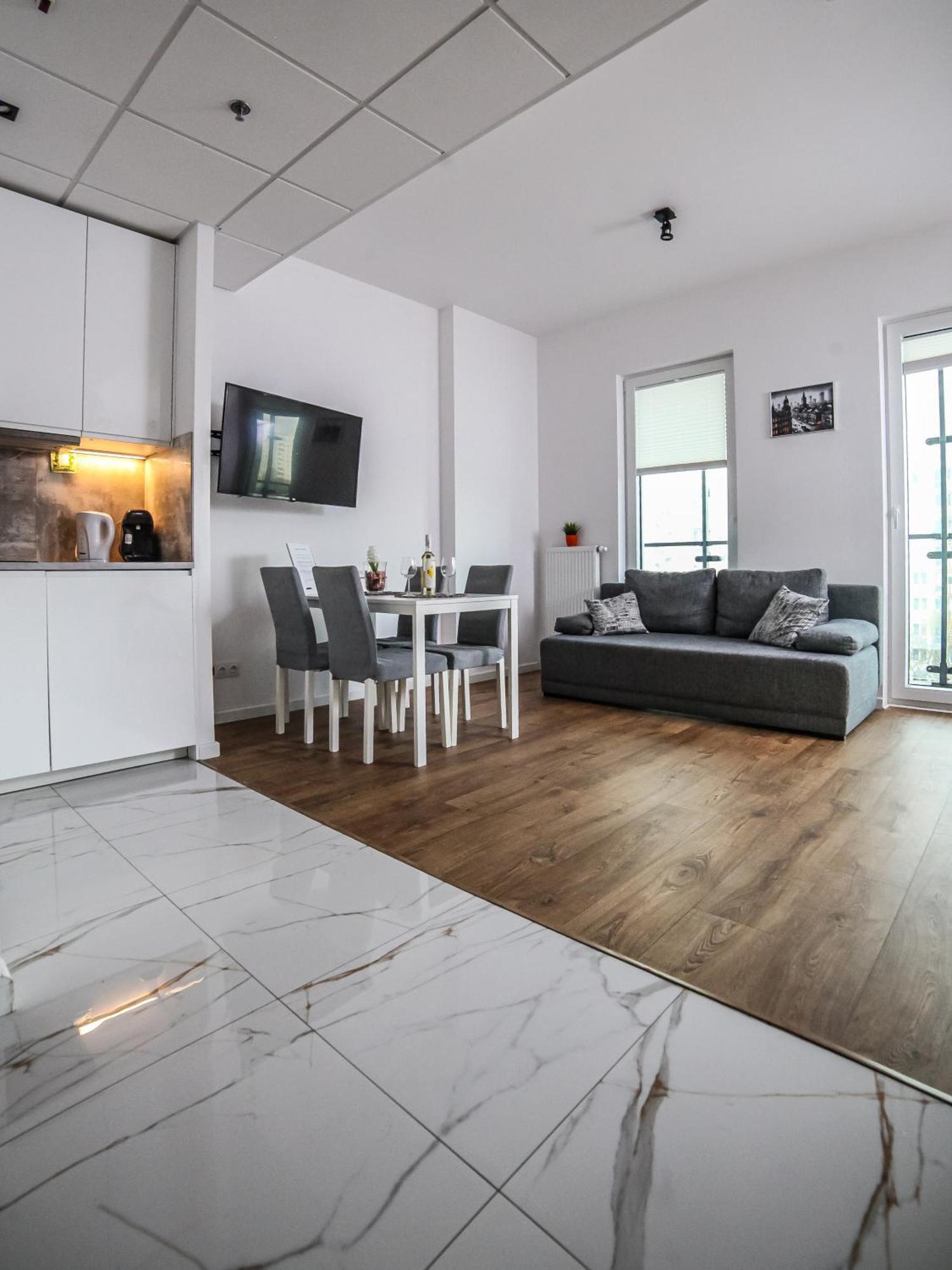 Big City Life Apartments - Bliska Wola Tower A Warsaw Luaran gambar